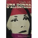 Una donna s'allontana